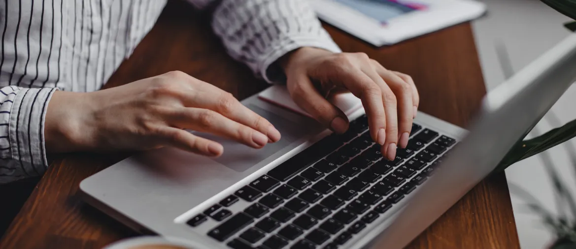 Freelance utilisant son ordinateur pour mettre à jour son profil LinkedIn